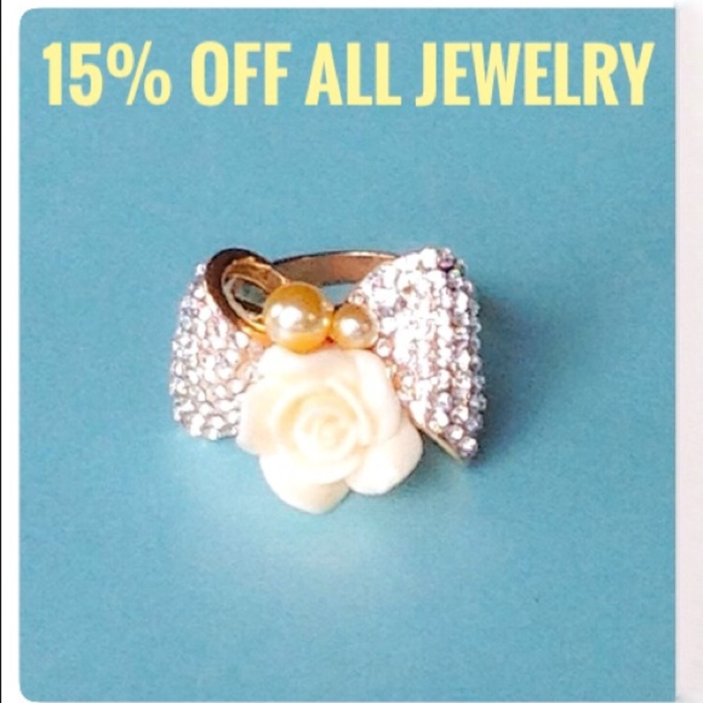 🆕Gold Pearl Crystal Bow Acrylic Flower Ring. BNWT